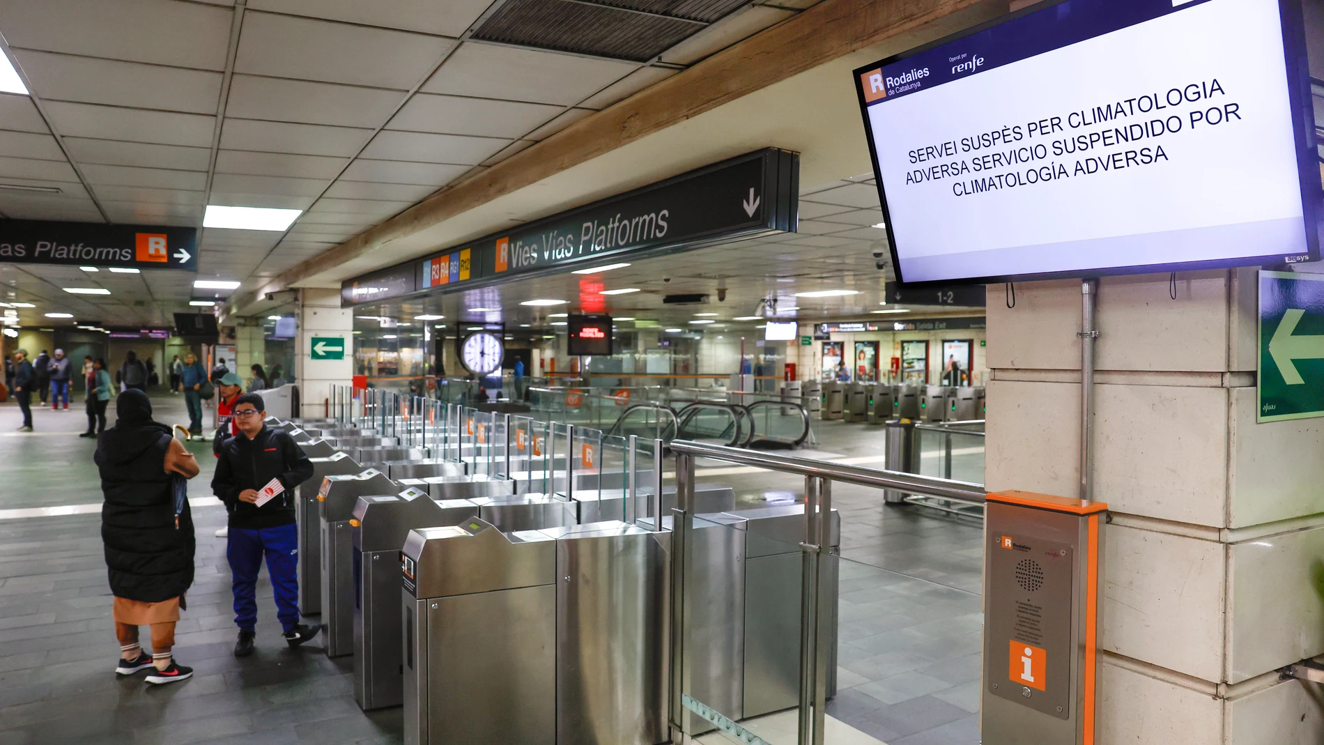 GRAFCAT041. BARCELONA, 04/11/2024.- Vista de la estación de Rodalies de Plaza de Catalunya de Barcelona este lunes cuando el servicio ha quedado suspendido en todo el territorio como consecuencia de las fuertes lluvias, que han puesto a las comarcas del Garraf y del Barcelonès, en Barcelona, en aviso rojo de la Agencia Estatal de Meteorología (Aemet), y la Generalitat ha enviado una alerta a los teléfonos móviles por la llegada de lluvias continuadas y torrenciales. EFE/Toni Albir