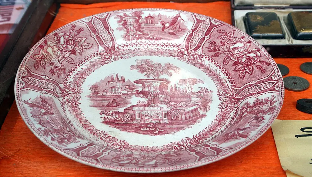 Plato de Sargadelos de estampación tipo góndola del siglo XIX, en rosado.