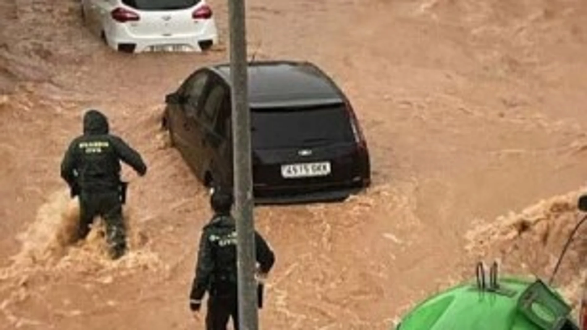 Los guardias civiles que trabajan en la zona cero carecen de botas de agua