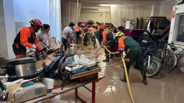 Efectivos de la región de Murcia, en una imagen del domingo en Algemesí (Valencia)