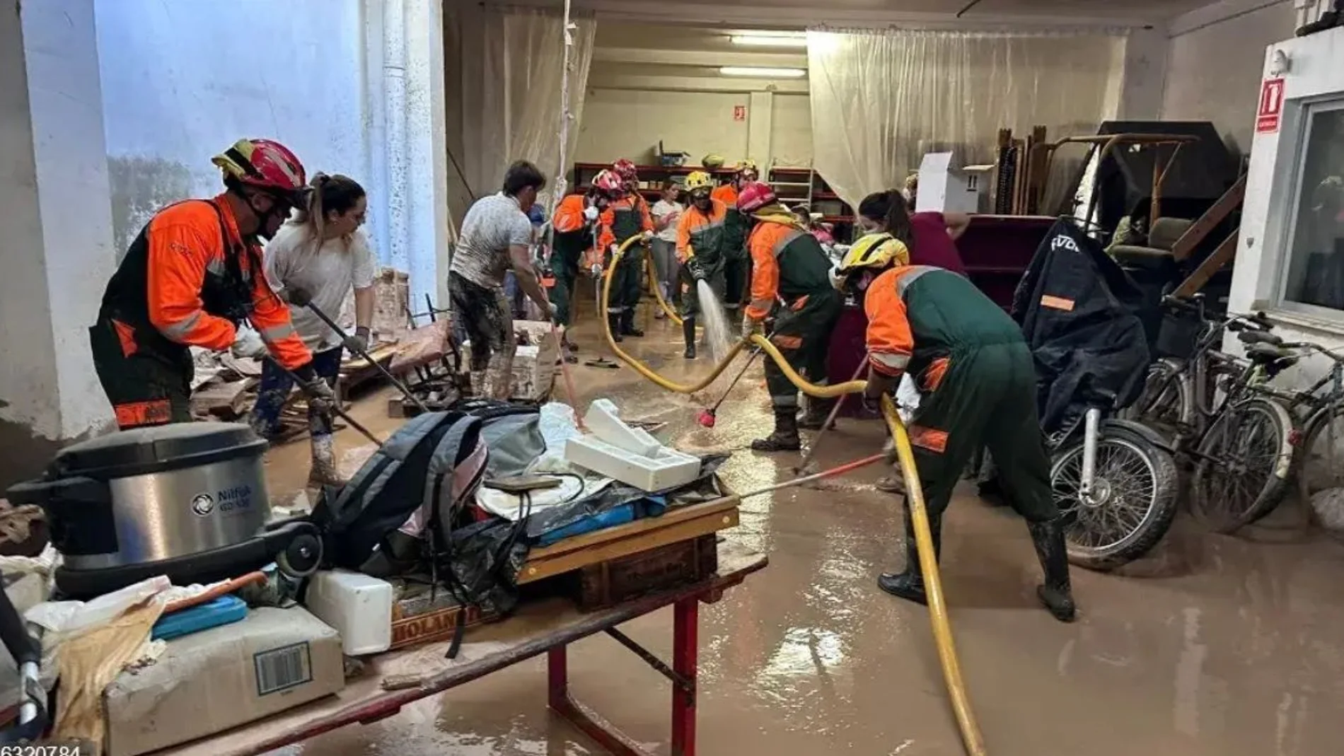 Efectivos de la región de Murcia, en una imagen del domingo en Algemesí (Valencia)