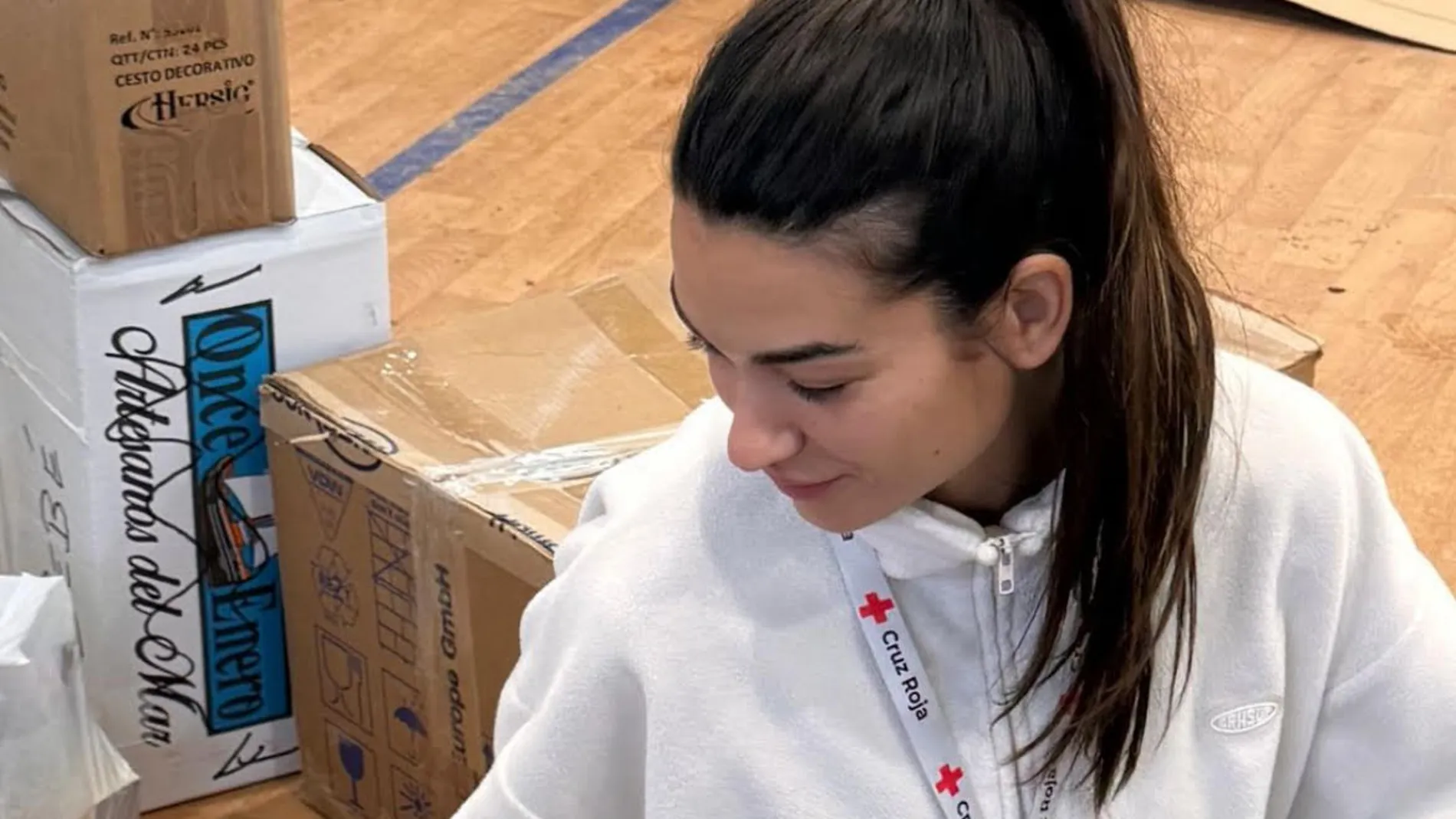 Estela Grande ayudando en las zonas más afectadas de Valencia.