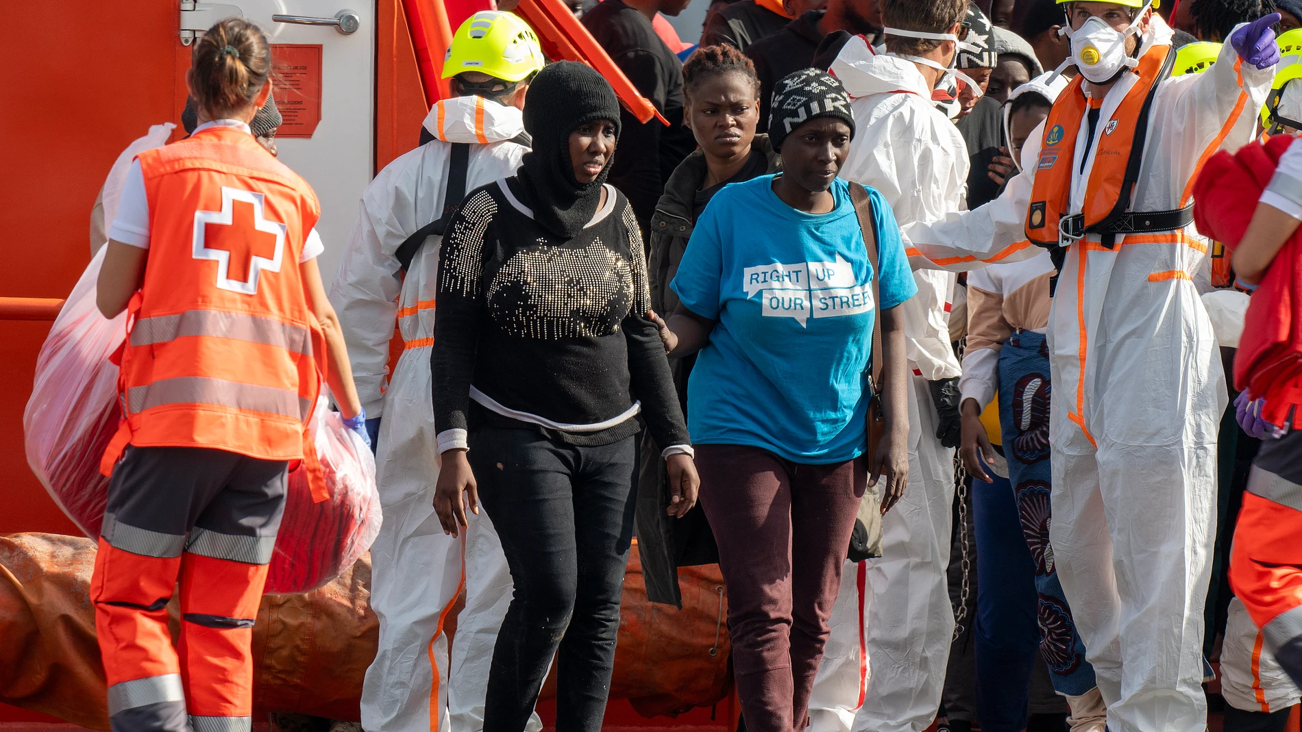 GRAFCAN6560. ARRECIFE (LANZAROTE), 04/11/2024.- Salvamento Marítimo ha rescatado este lunes a 546 inmigrantes de origen subsahariano, magrebí y asiático que intentaban llegar a la isla a bordo de diez lanchas neumáticas. Los últimos en desembarcar en el puerto de Arrecife (Lanzarote), en la imagen, son 158 personas de tres barcas a las que socorrió la Guardamar Caliópe. EFE/ Adriel Perdomo
