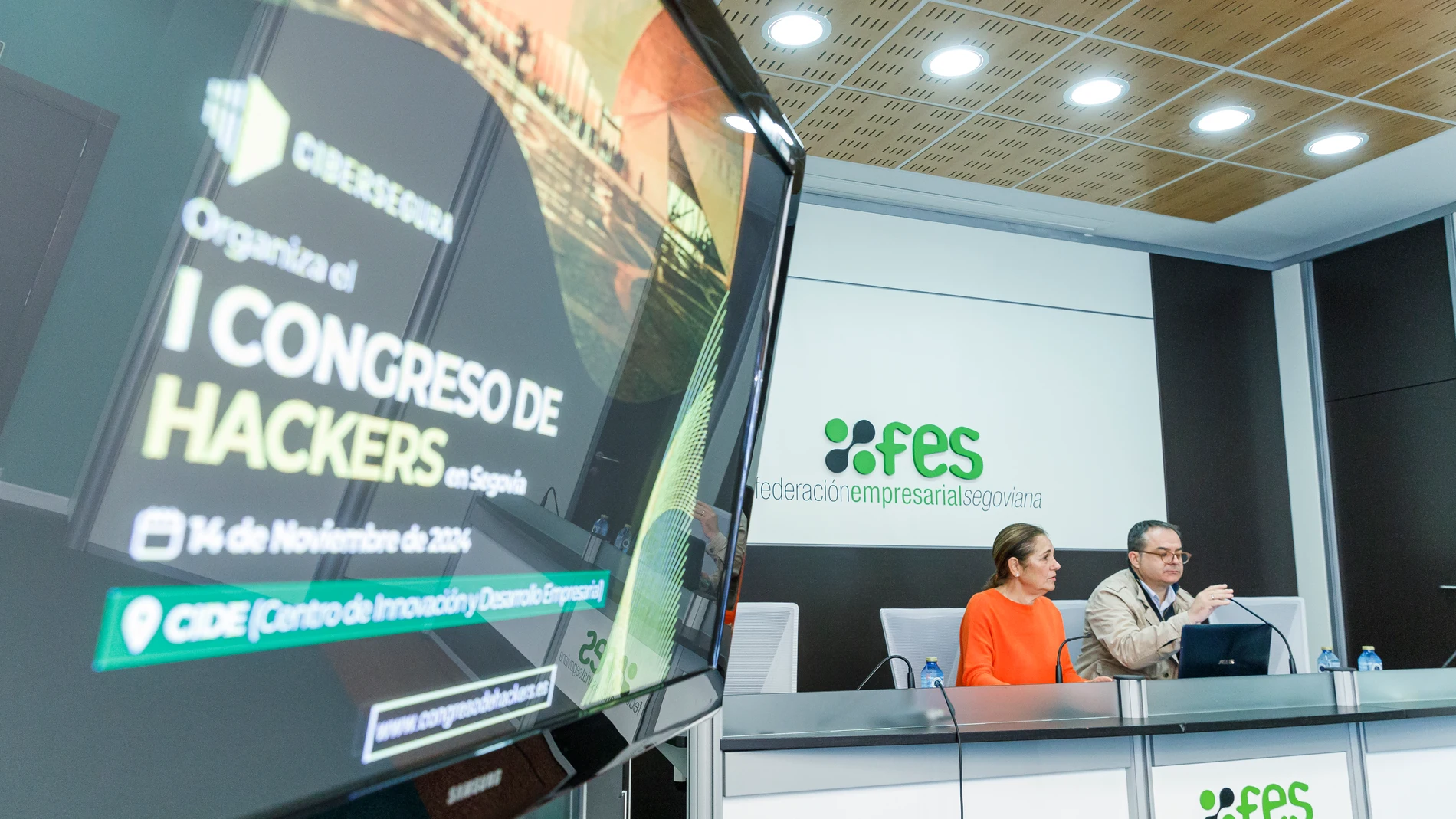 El CEO de Quick Click Spain y creador de Cibersegura, Abel Gómez, y la secretaria general de la Federación Empresarial Segoviana, Beatriz Escudero, presentan el I Congreso de Hackers de Segovia