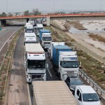 Vista del tráfico en la V30 a su paso por La Torre (Valencia) este lunes