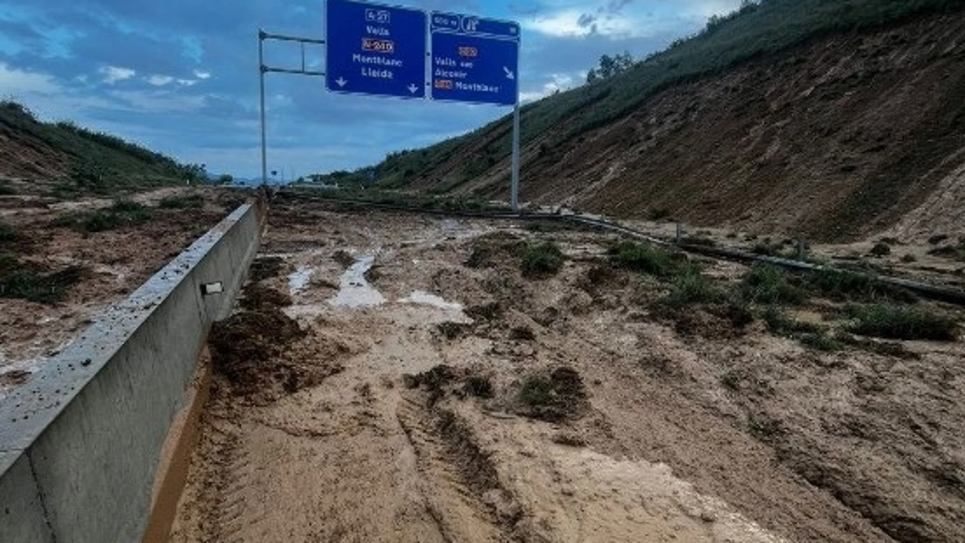 Imagen de la carretera REMITIDA / HANDOUT por BOMBERS Fotografía remitida a medios de comunicación exclusivamente para ilustrar la noticia a la que hace referencia la imagen, y citando la procedencia de la imagen en la firma 04/11/2024