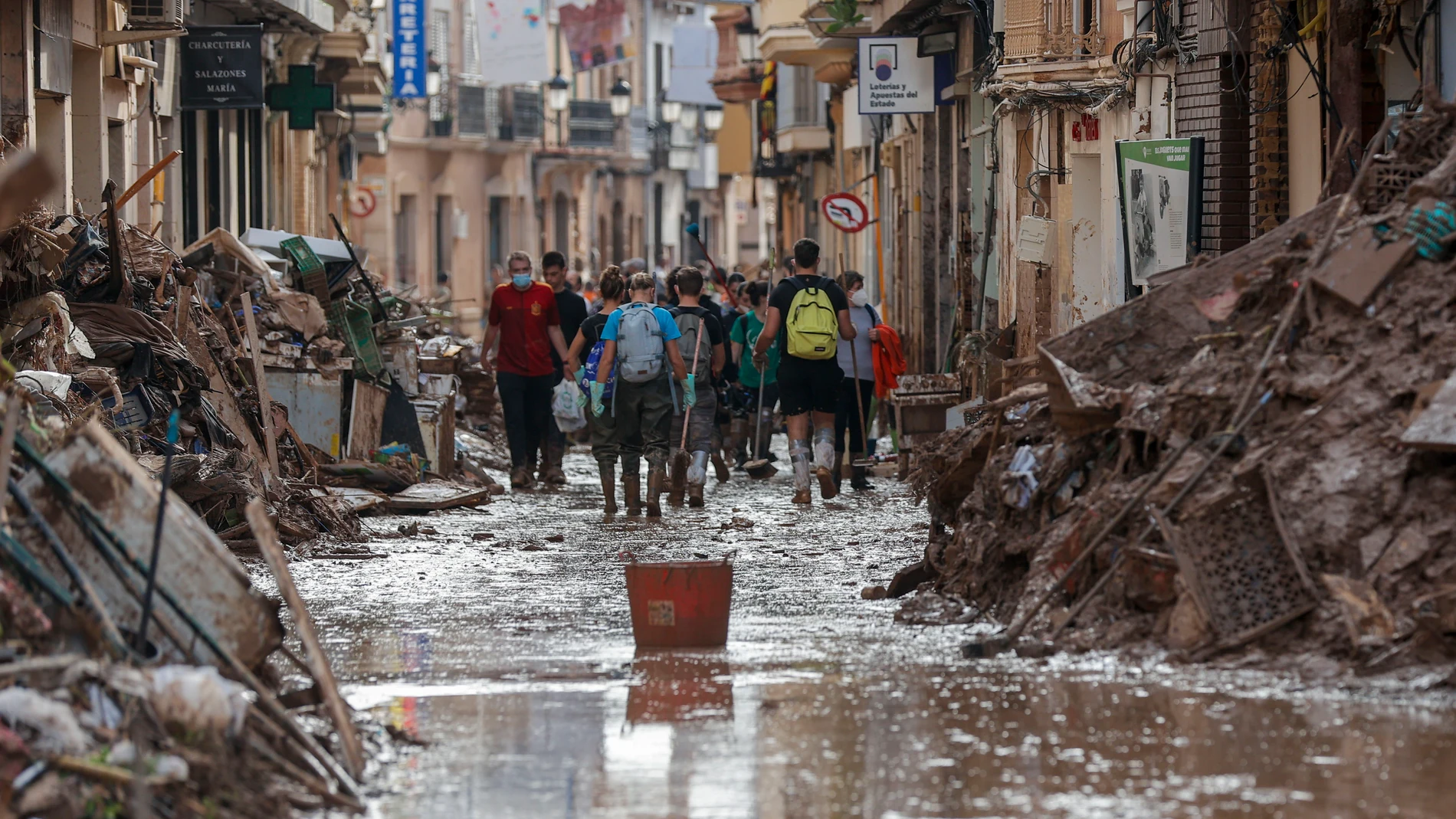PAIPORTA (VALENCIA), 04/11/2024.- Fotografía de una de las calles de Paiporta encharcadas por las lluvias de ayer y que han afectado a las labores de limpieza, Valencia, este lunes. La provincia de Valencia intenta retomar la actividad laboral y las clases en los colegios mientras continúan de forma intensa las labores de búsqueda de desaparecidos, de abastecimiento y atención a los damnificados, y de la limpieza de las calles y bajos de numerosos municipios, sobre los que ha vuelto a llover ...