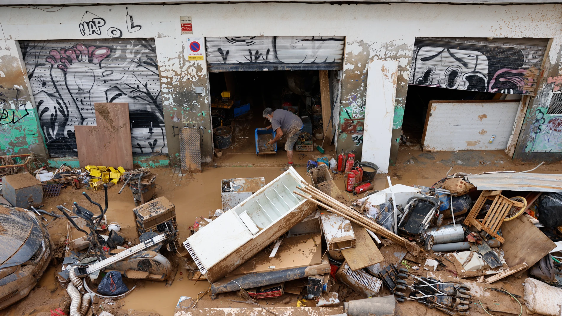 SEDAVÍ (VALENCIA), 04/11/2024.- Vecinos continúan con los trabajos de limpieza en el municipio de Sedaví, este lunes, días después de las inundaciones. EFE/ Ana Escobar