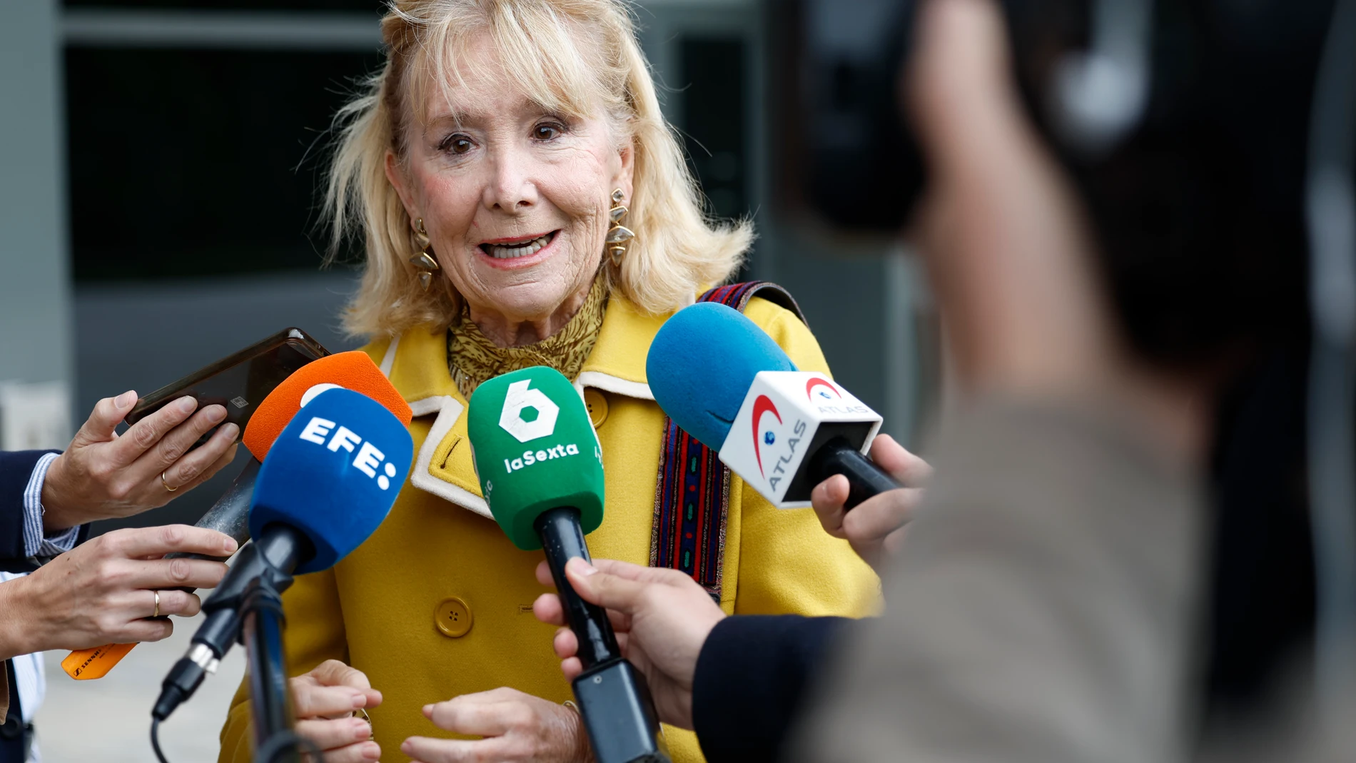 MADRID (ESPAÑA), 04/11/2024.- La expresidenta de la Comunidad de Madrid, Esperanza Aguirre a su llegada a un desayuno informativo con el presidente de Castilla y León Alfonso Fernando Fernández Mañueco organizado por el diario 'La Razón' en Madrid. EFE/ Mariscal