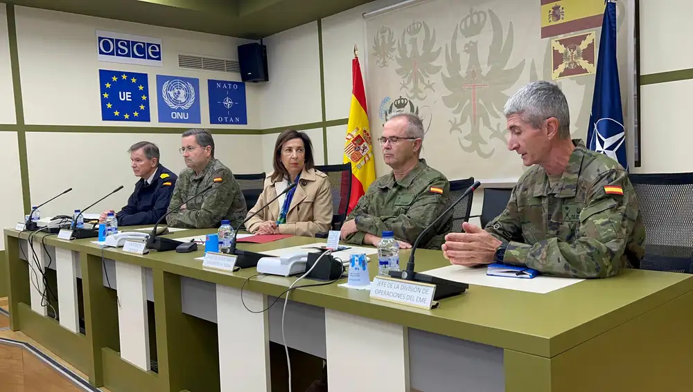 Robles, durante su visita al Cuartel General del Ejército de Tierra
