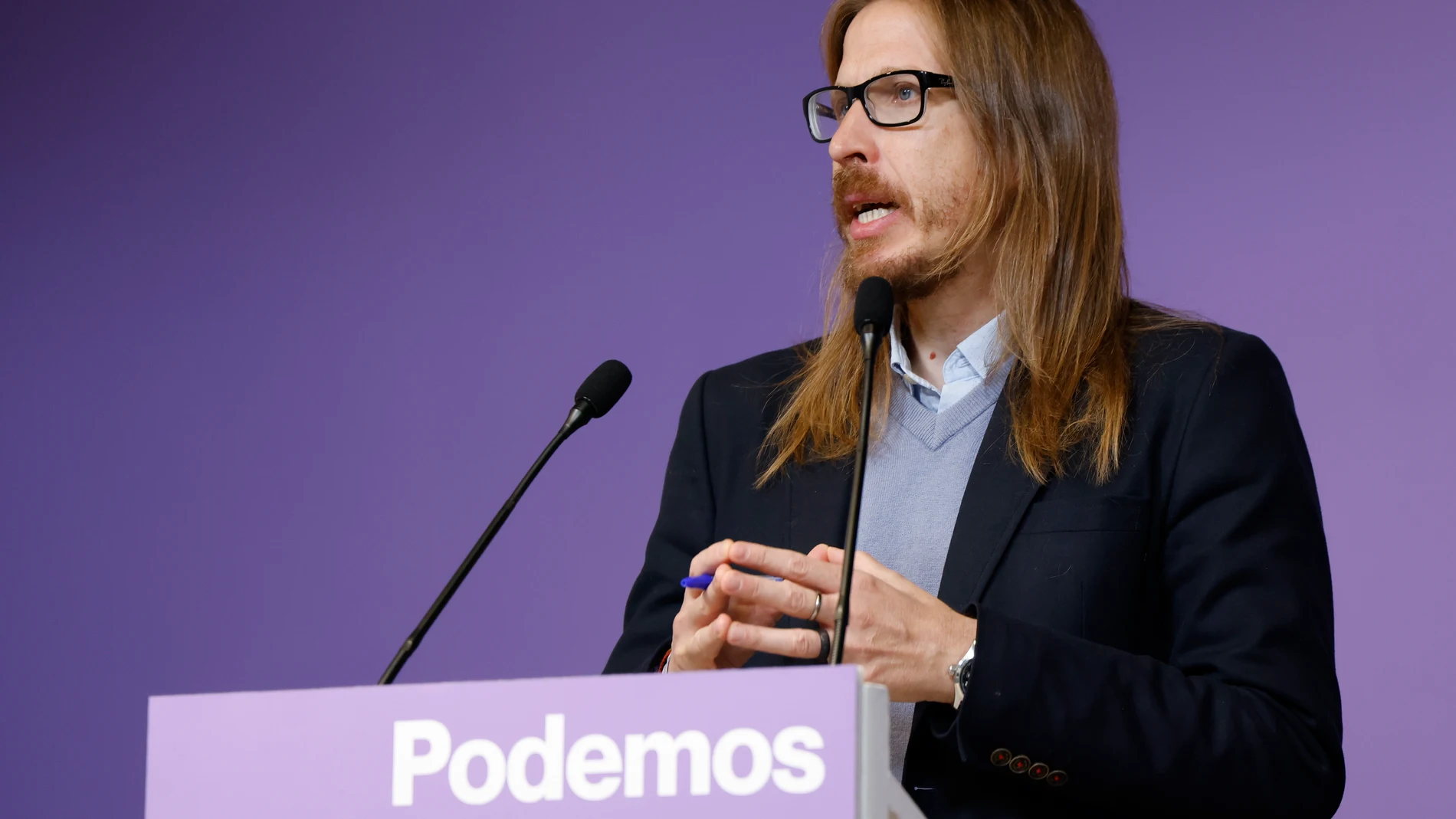 MADRID (ESPAÑA), 04/11/2024.- El secretario de organización de Podemos, Pablo Fernández durante la rueda de prensa celebrada en la sede del partido en Madrid este lunes. EFE/ Blanca Millez