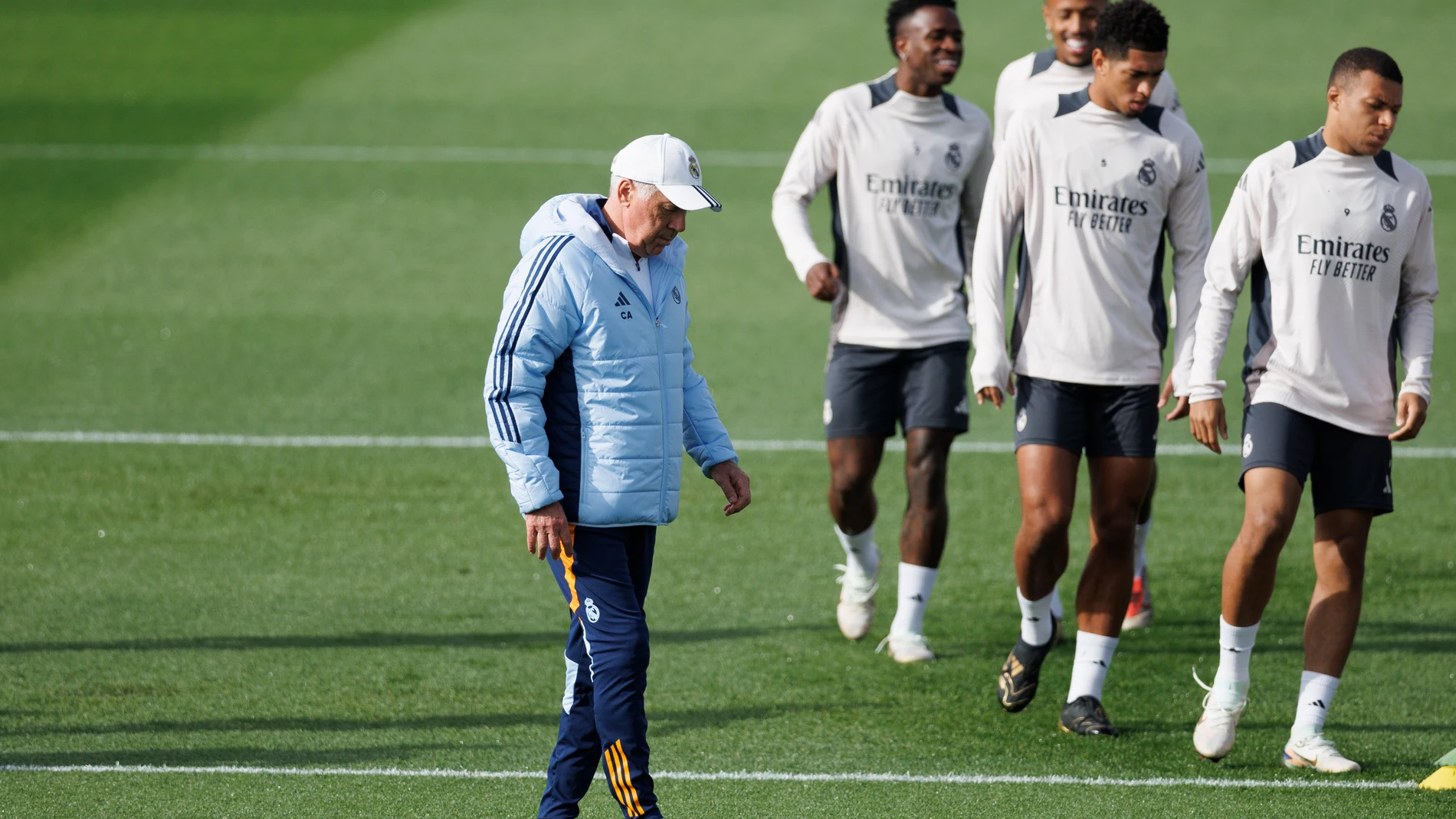 MADRID, 04/11/2024.- El entrenador del Real Madrid, Carlo Ancelotti durante el entrenamiento del equipo en la Ciudad Deportiva de Valdebebas, este lunes, para preparar el partido de la cuarta jornada de la Liga de Campeones que mañana disputarán frente al AC Milan en el estadio Santiago Bernabéu de Madrid. EFE/Sergio Pérez