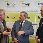 Sanz Merino conversa con José María Bravo en presencia de Marco Morala