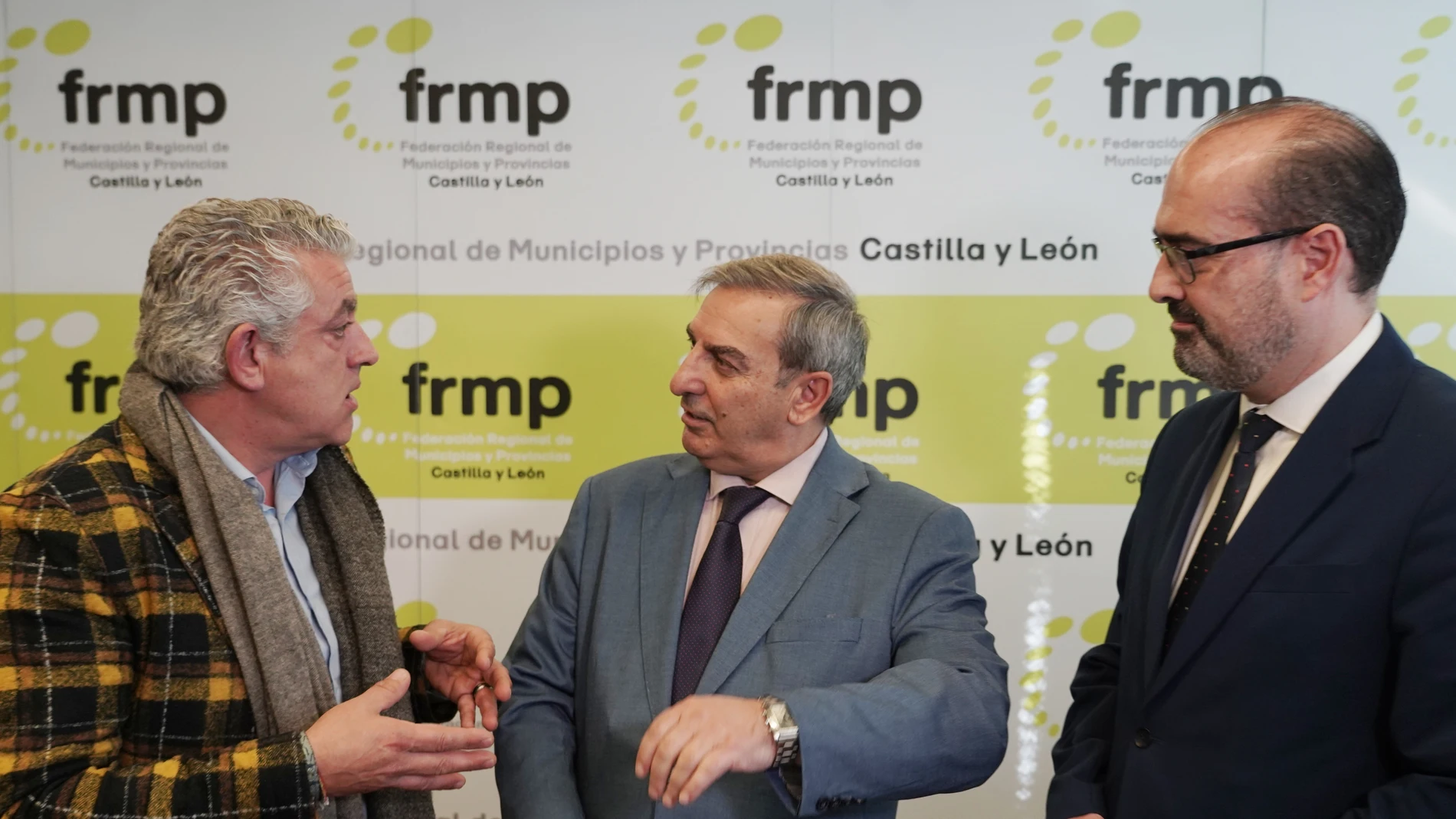 Sanz Merino conversa con José María Bravo en presencia de Marco Morala