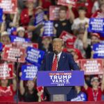 AMP.- EEUU.- Trump vota en Florida prometiendo que reconocerá su derrota "si las elecciones son limpias"