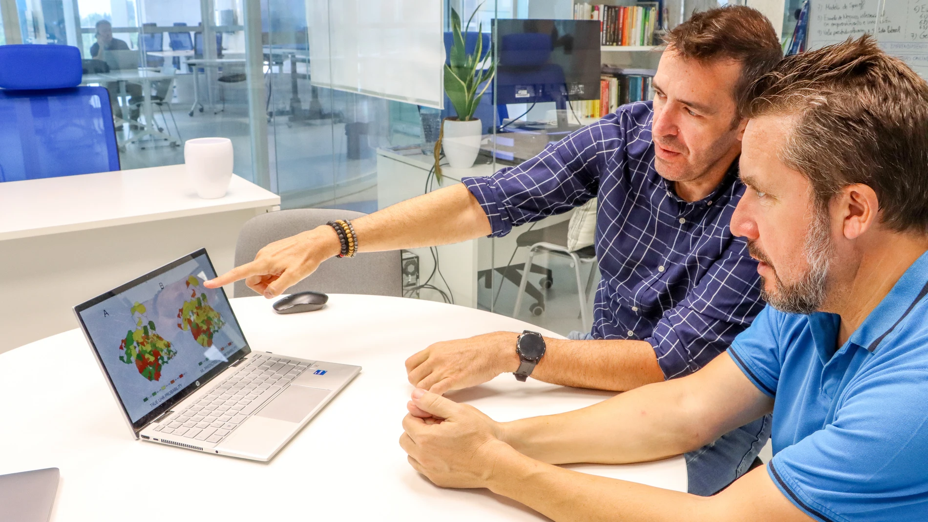 Los investigadores de la Universidad Católica, Horacio Pérez y Juan José Hernández, en las instalaciones de UCAM HiTech