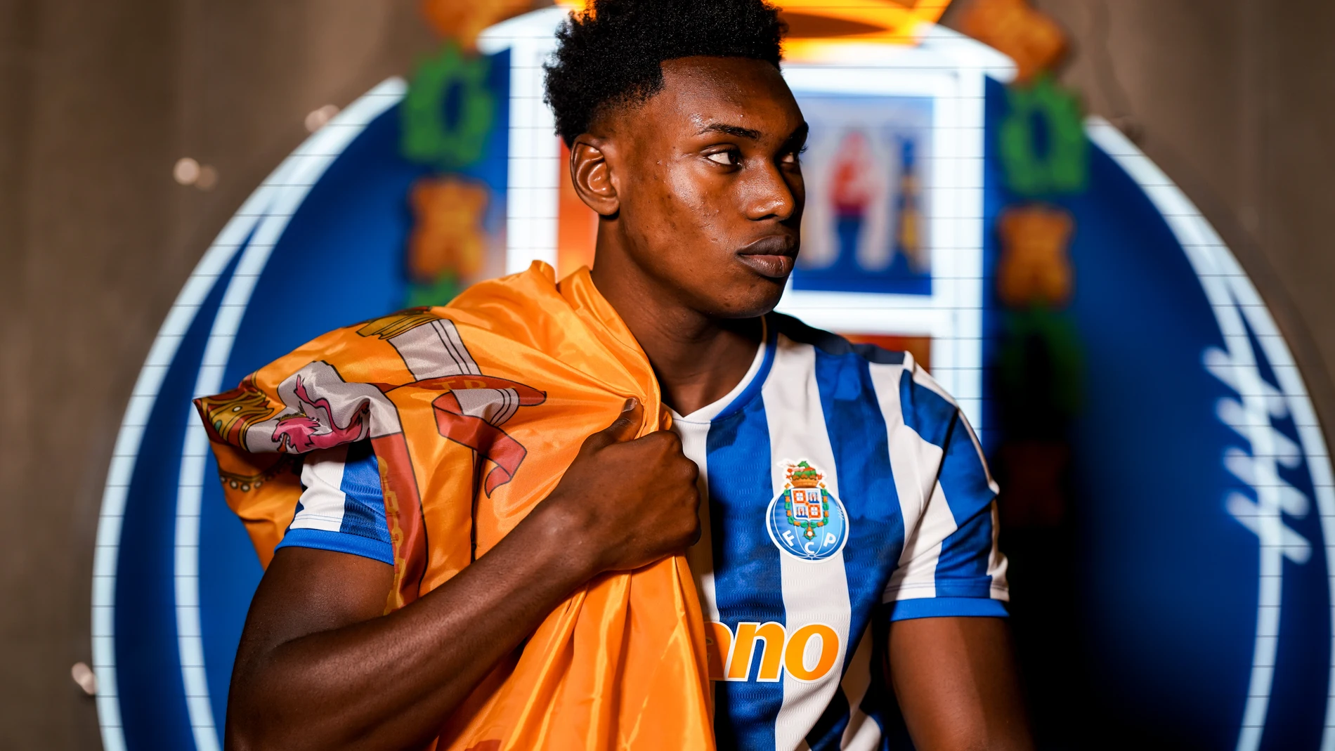 GRAF7855. LISBOA (PORTUGAL), 05/11/2024.- El español Samu Omorodion Aghehowa, que llegó en verano al Oporto traspasado por el Atlético de Madrid, es con 20 años uno de los atacantes de moda en Portugal, con 7 tantos en Liga y 4 en la Liga Europa. Se siente "orgulloso de ser español" y se declara en una entrevista con su actual club fan de Andrés Iniesta, del jamón y de Sevilla. EFE/FC Porto/SÓLO USO EDITORIAL/SÓLO DISPONIBLE PARA ILUSTRAR LA NOTICIA QUE ACOMPAÑA (CRÉDITO OBLIGATORIO)