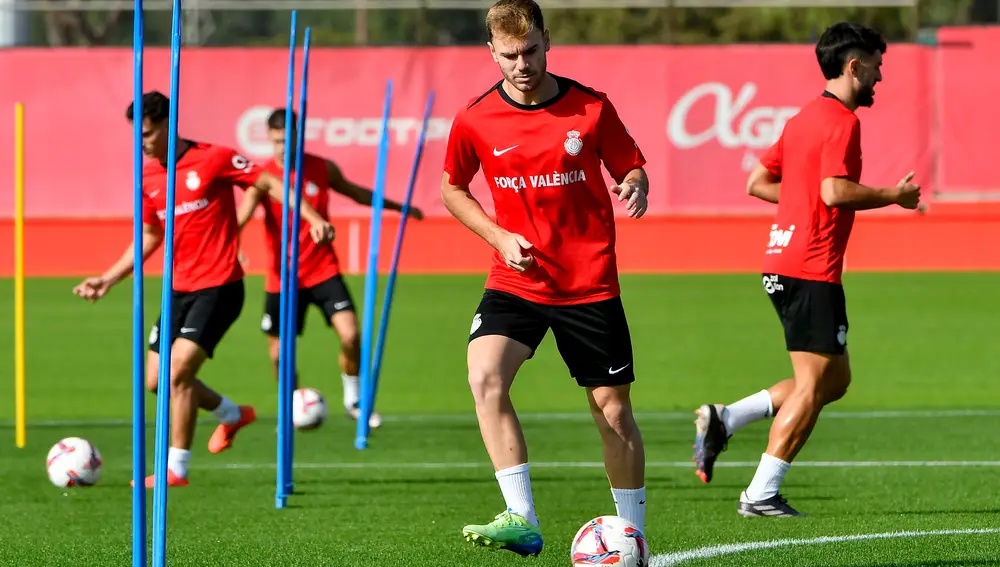 Apoyo del RCD Mallorca a las víctimas de la DANA en Valencia durante el entrenamiento del equipo en Son Bibiloni