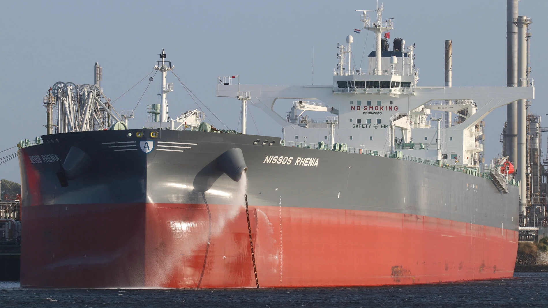 Un petrolero con 150.000 litros de gasóleo está siendo reparado frente a la costa lusa próxima a Galicia