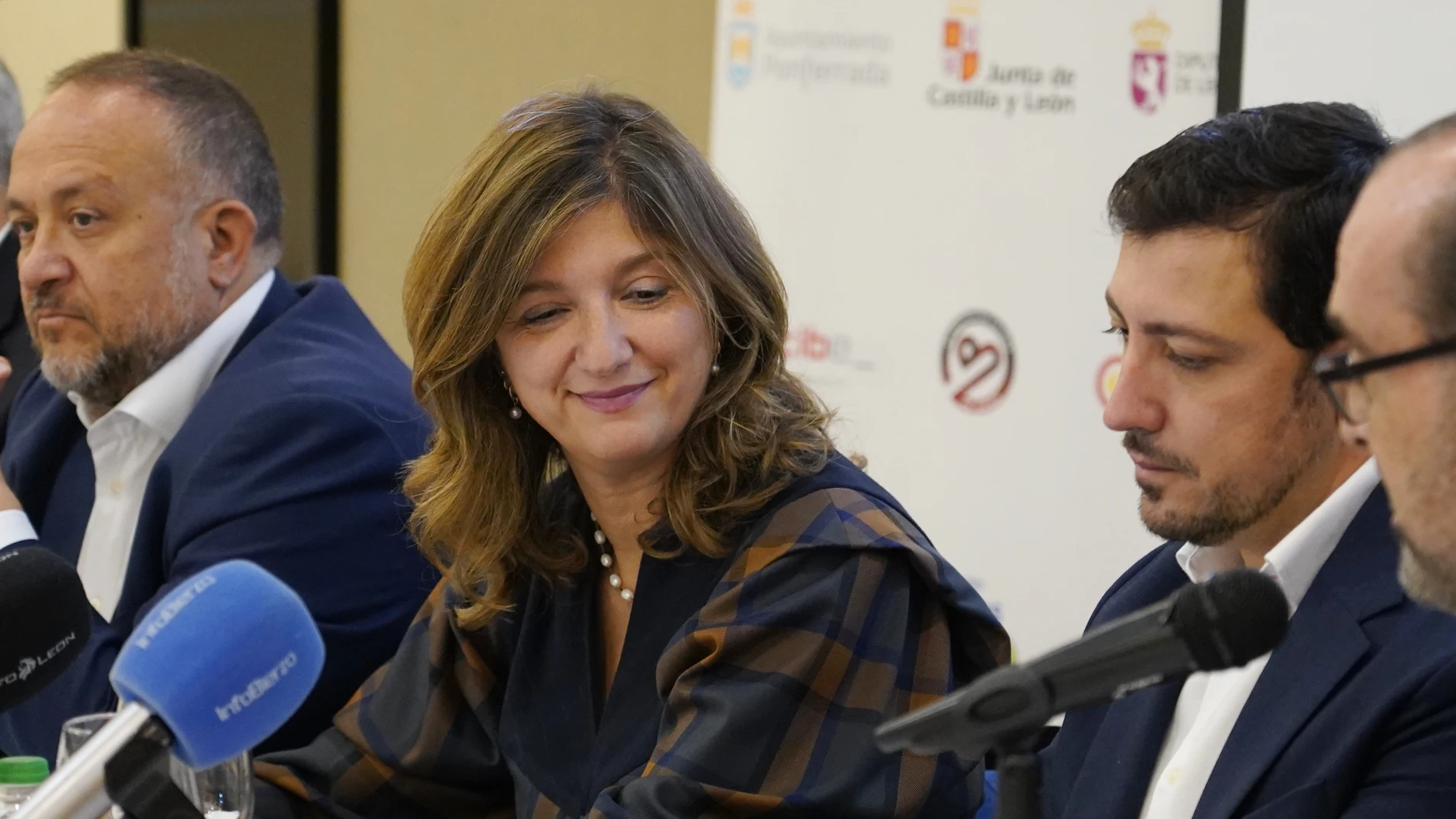 Nuria González, rectora de la Universidad de León, durante el desayuno informativo