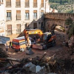 Vecinos y servicios de emergencia en la zona de las Ramblas de Letur (Albacete)