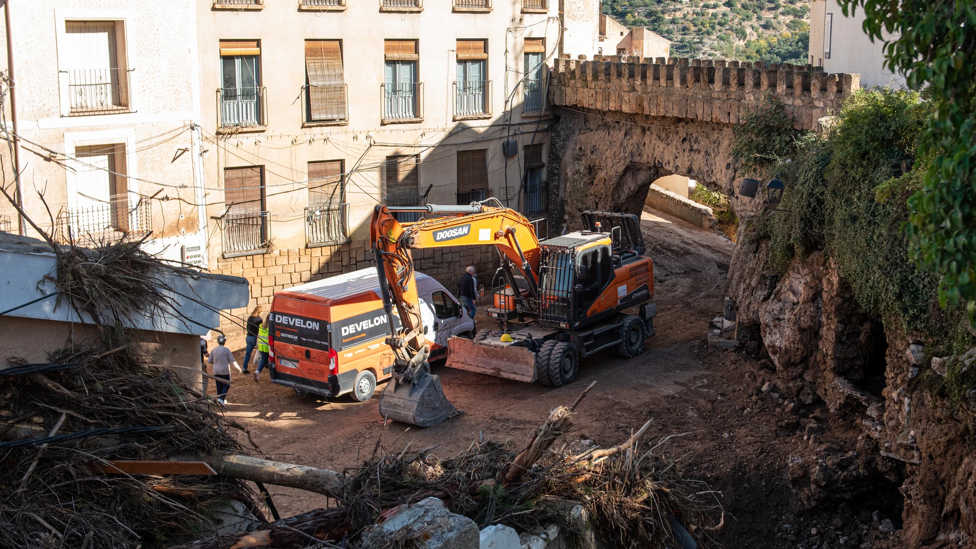 Vecinos y servicios de emergencia en la zona de las Ramblas de Letur (Albacete)