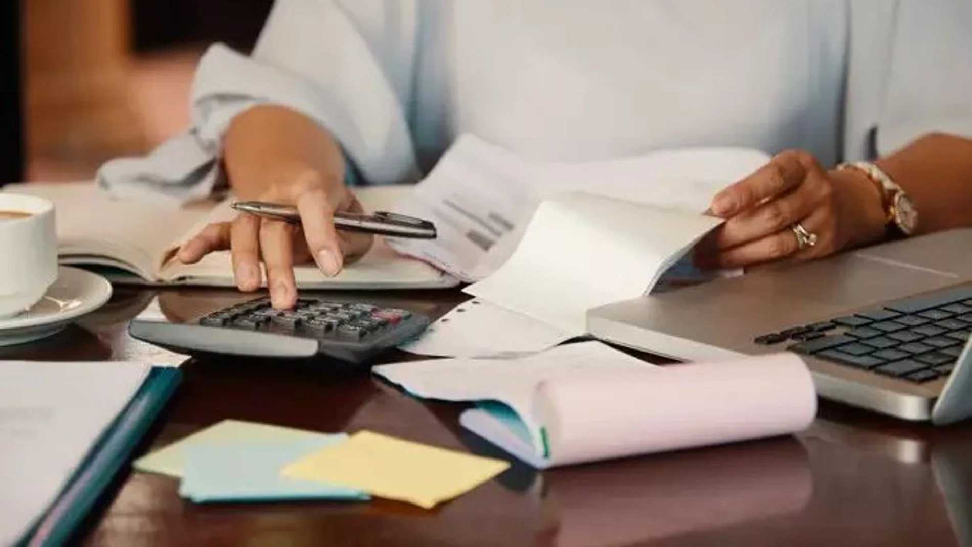 Persona trabajando en escritorio
