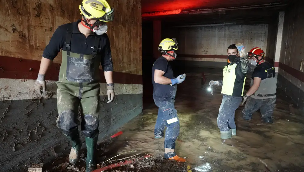 Efectivos de Castilla y León realizan labores de ayuda en las calles de Aldaya (Valencia). Bomberos de la Diputación de Palencia hacen labores de extracción de agua en garajes de Aldaya