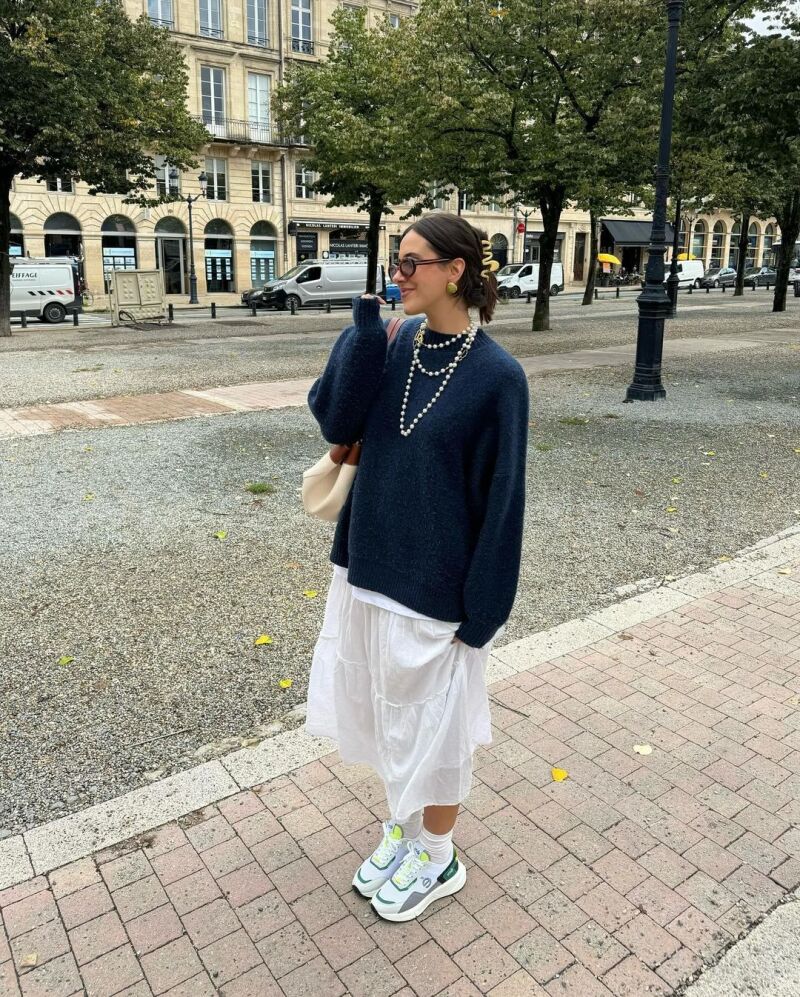 Look con superposición de collares.
