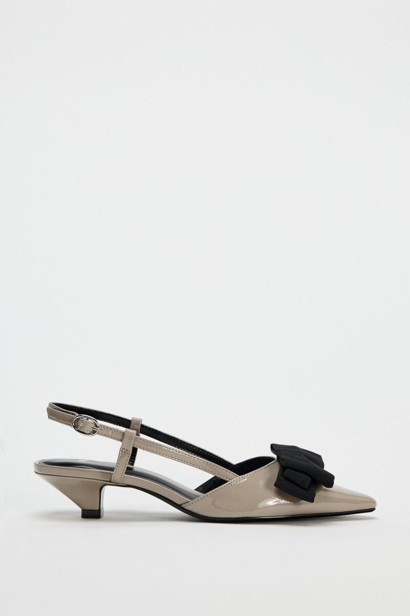 Zapato de tacón sensato bicolor.