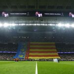 Minuto de silencio por las víctimas en el Bernabéu