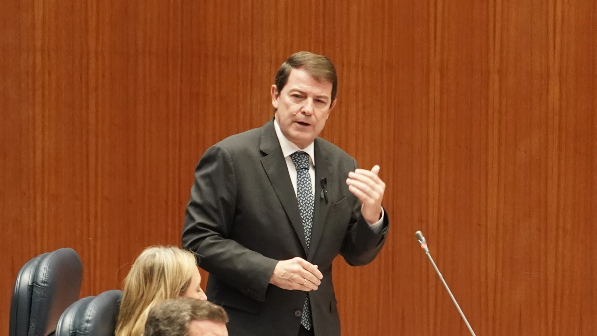 Mañueco interviene desde su escaño en el Parlamento autonómico durante la sesión de control
