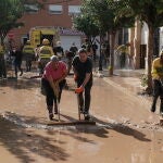 Labores de limpieza por efectos de la Junta junto con paisanos de la zona