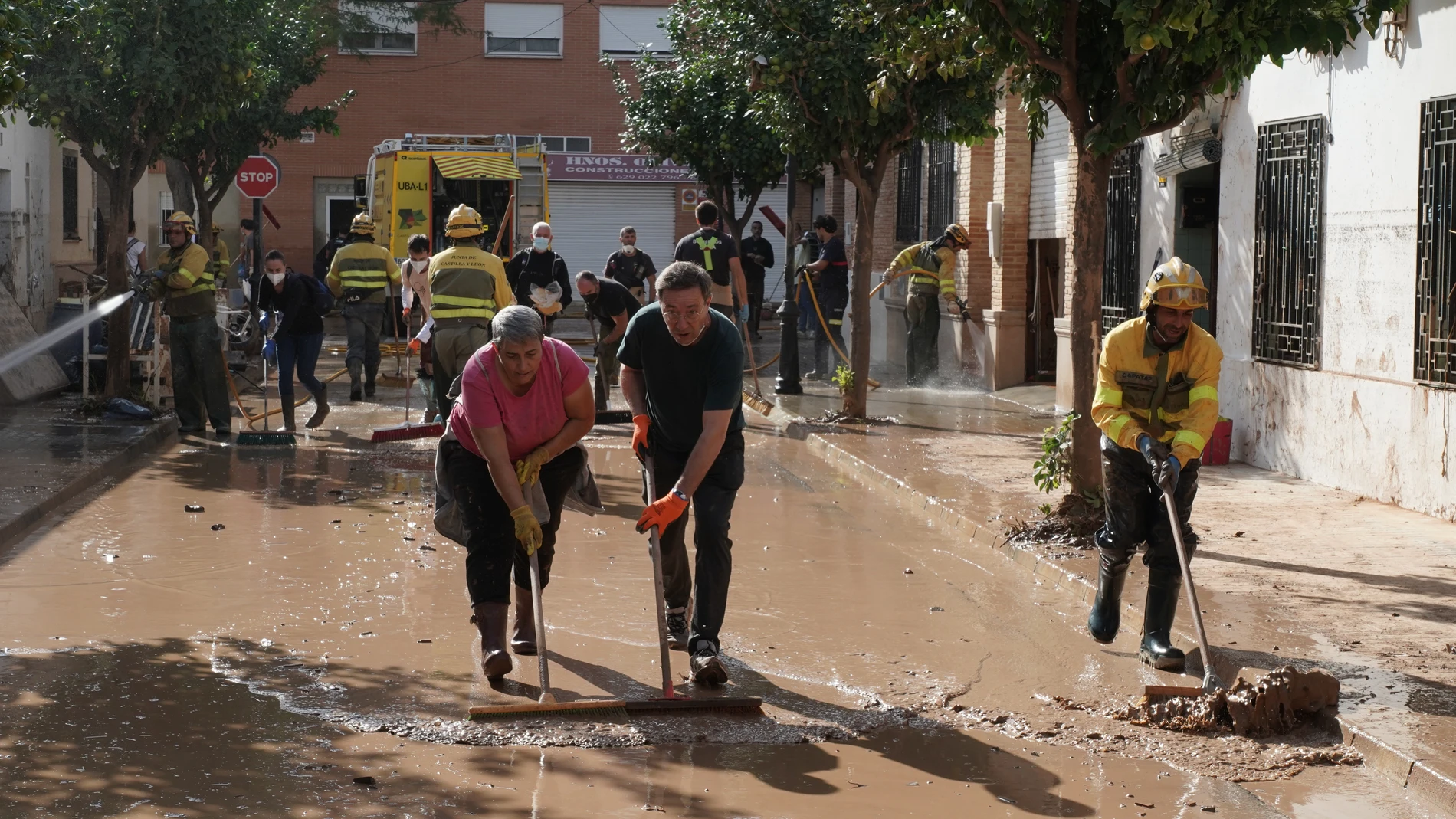 Labores de limpieza por efectos de la Junta junto con paisanos de la zona