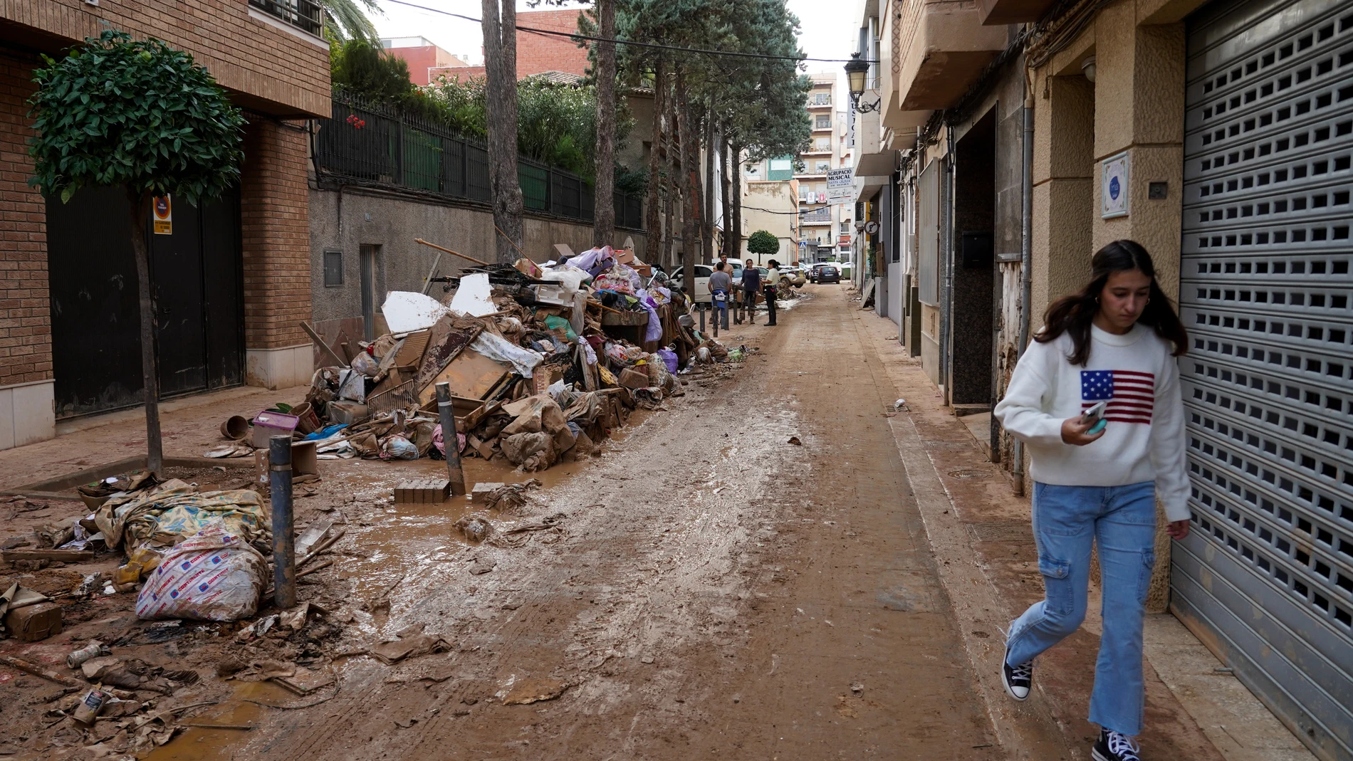 Efectos de la DANA en Sedaví, a 5 de noviembre de 2024, en Valencia, Comunidad Valenciana (España). Hoy, se cumple una semana desde que la DANA arrasara la Comunitat Valenciana. Hasta el momento, hay 211 víctimas mortales y cuantiosos daños materiales en alrededor de 70 municipios de la provincia de Valencia, desde donde todavía hoy se siguen retirando enseres, vehículos y haciendo achiques de agua. Se ha restablecido ya el 98% del servicio eléctrico y el 93% de la población afectada ya dispo...