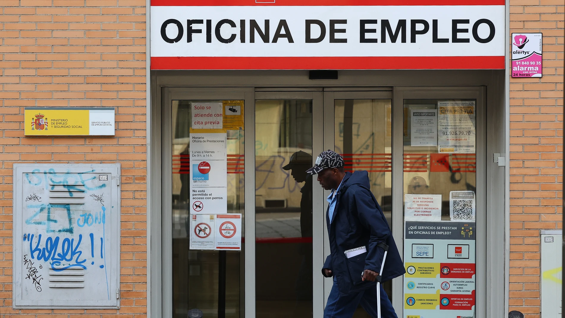 Exterior de una oficina del SEPE, a 5 de noviembre de 2024, en Madrid (España). El paro registrado en las oficinas de los servicios públicos de empleo subió en 26.769 personas en octubre en relación al mes anterior (+1%) impulsado, sobre todo, por el sector servicios tras el fin de la temporada turística, según datos publicados este martes por el Ministerio de Trabajo y Economía Social. Tras el ascenso de octubre, el número total de desempleados se situó en 2.602.054 parados, su cifra más baj...