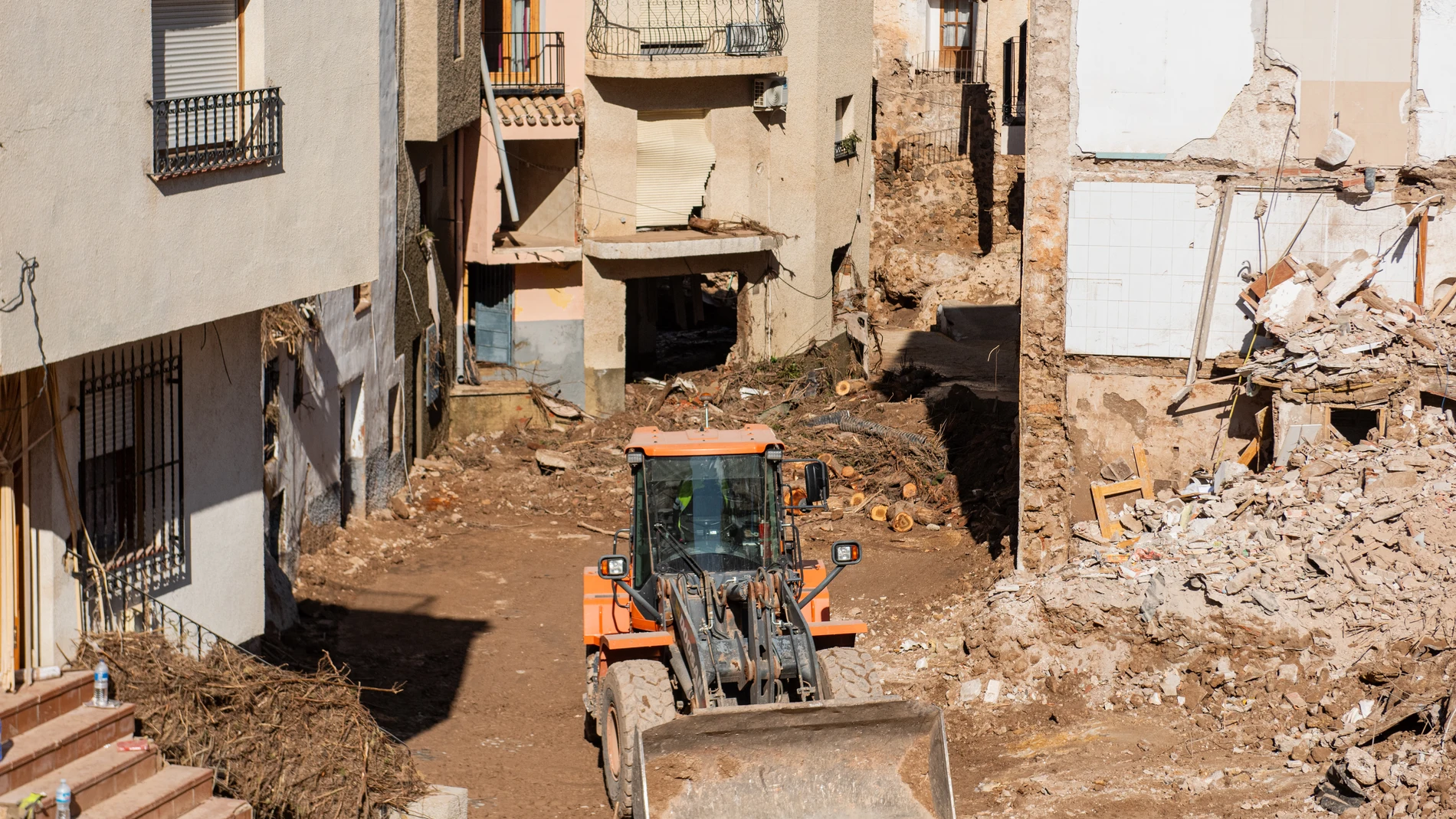 Vecinos y servicios de emergencia en la zona de las Ramblas de Letur, a 5 de noviembre de 2024, en Letur, Albacete, Castilla-La Mancha (España). El Servicio de Atención y Coordinación de Urgencias y Emergencias 112 de Castilla-La Mancha ha confirmado el hallazgo de restos humanos en la zona de Las Ramblas de Letur, donde se buscan a cinco personas tras la riada que devastó parte del municipio albaceteño hace una semana.05 NOVIEMBRE 2024Víctor Fernández / Europa Press05/11/2024