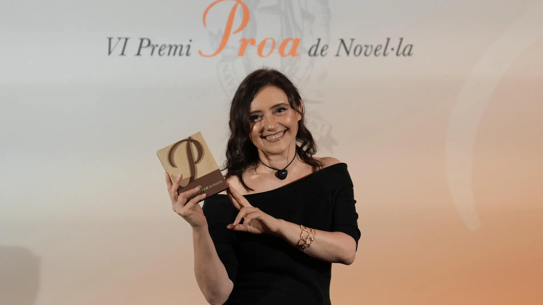 La autora Eva Comas-Arnal con su galardón