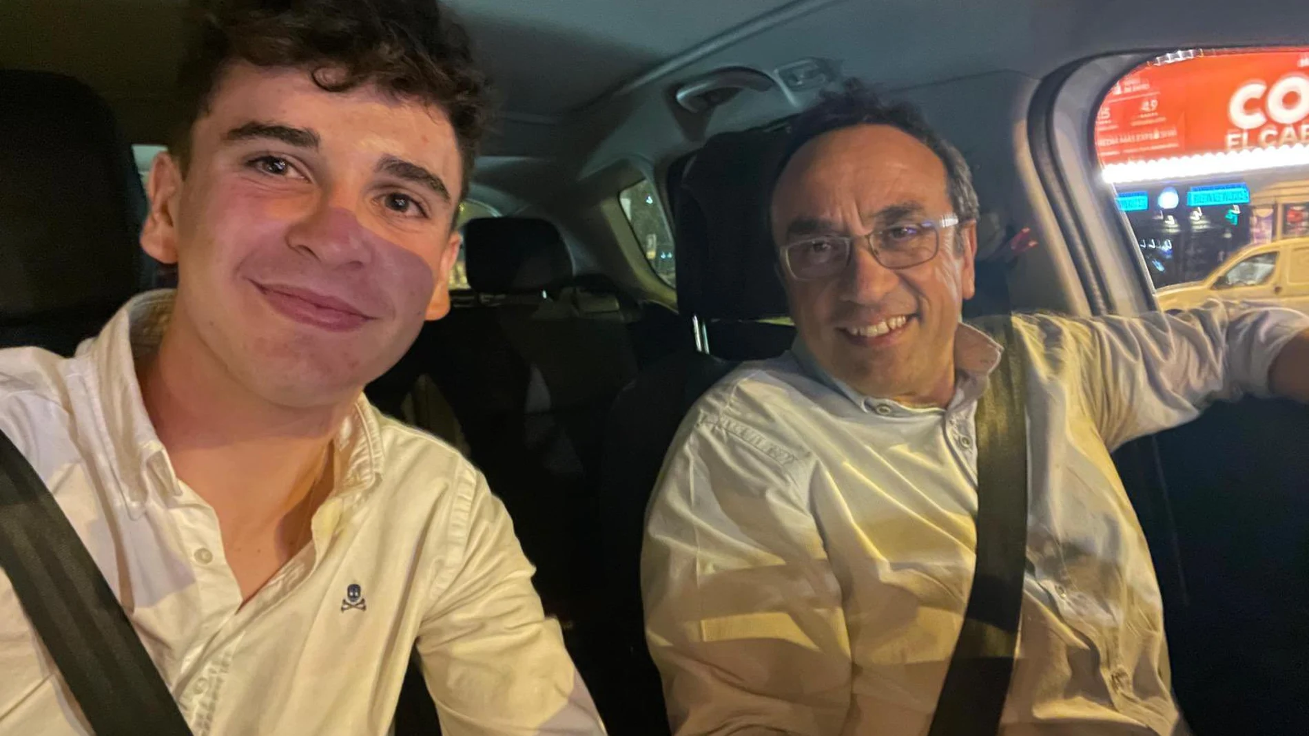 El líder de las Juventudes de Junts en Sant Just Desvern, Joan Serna, junto al presidente del Parlament, Josep Rull