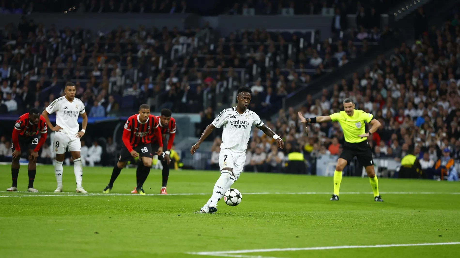 Vinicius en el cobro de penal para el primer gol del Real Madrid