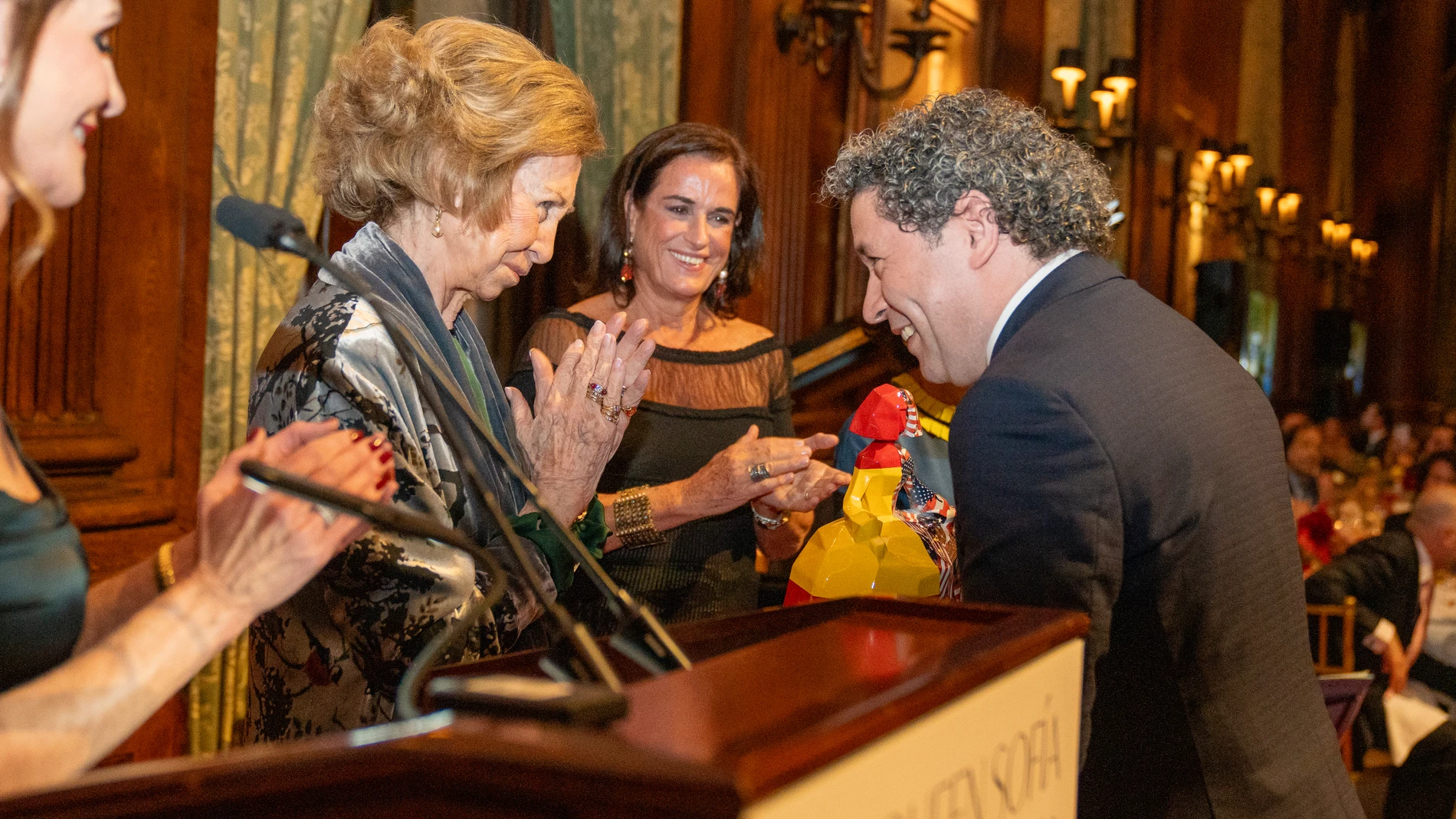 AME4626. NUEVA YORK (ESTADOS UNIDOS), 04/11/2024.- El director de orquesta venezolano Gustavo Dudamel, recibe un reconocimiento por la excelencia de la mano de la Reina Sofía durante la celebración al 70 aniversario del museo Queen Sofía Spanish Institute de New York, este lunes, en New York (Estados Unidos). EFE/ Ángel Colmenares.