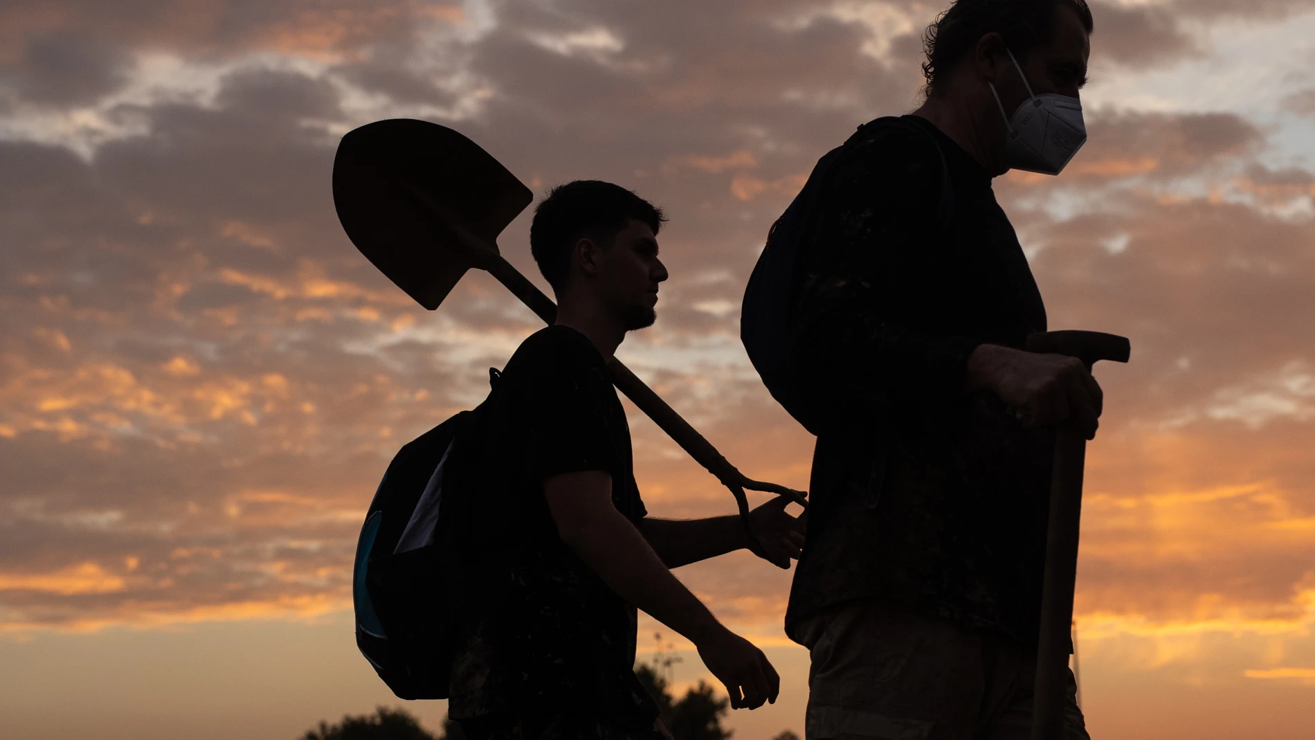 Dos personas regresan a Valencia tras ayudar en la limpieza de las zonas más afectadas por la DANA, a 5 de noviembre de 2024, en Valencia, Comunidad Valenciana (España). Hoy, se cumple una semana desde que la DANA arrasara la Comunitat Valenciana. Hasta el momento, hay 211 víctimas mortales y cuantiosos daños materiales en alrededor de 70 municipios de la provincia de Valencia, desde donde todavía hoy se siguen retirando enseres, vehículos y haciendo achiques de agua. Se ha restablecido ya el...