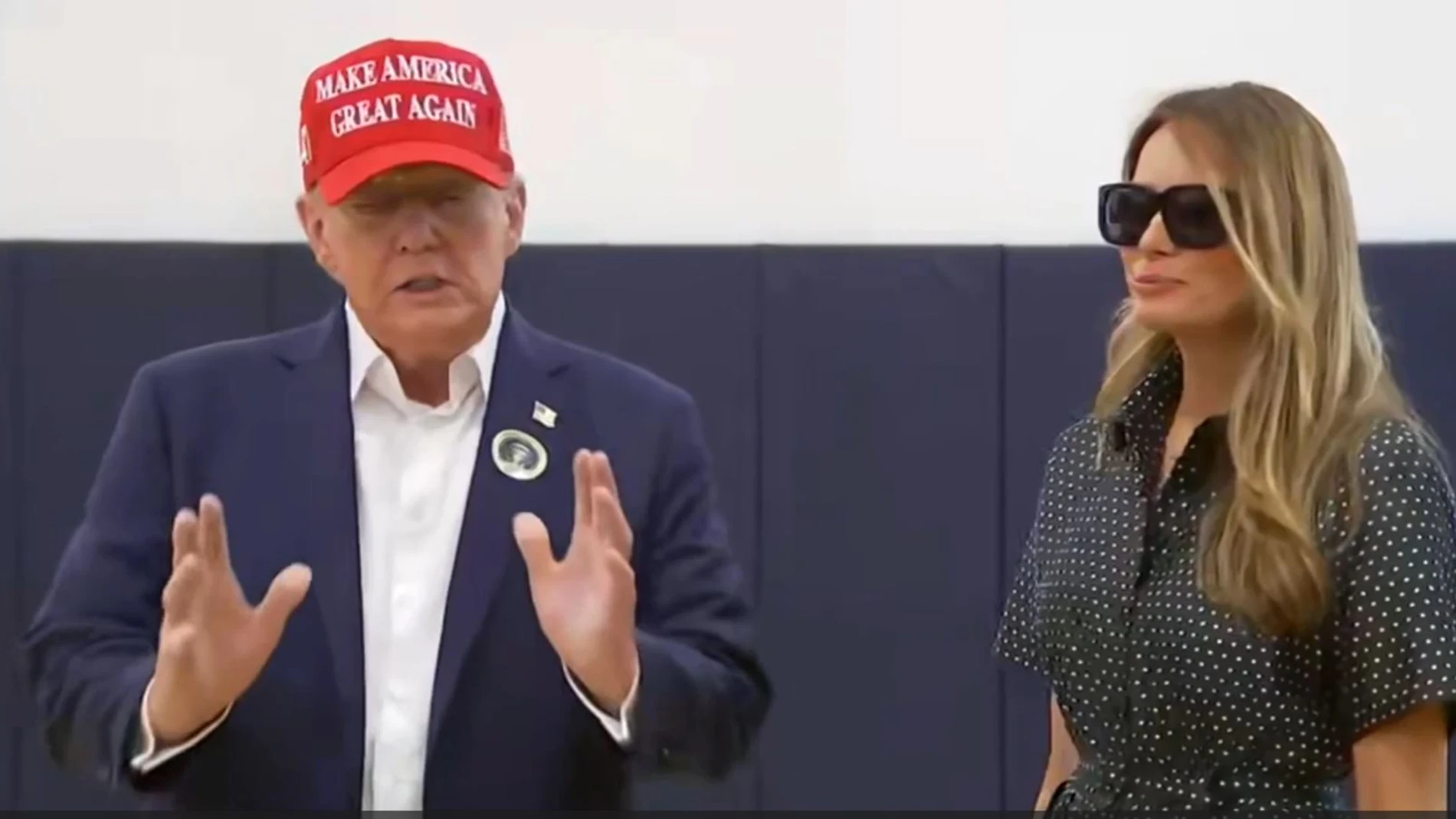 AME4715. WEST PALM BEACH (ESTADOS UNIDOS), 05/11/2024.- Captura de pantalla donde se observa al expresidente de EE.UU. y candidato republicano, Donald Trump, junto a su esposa, Melania Trump, luego de depositar su voto, este martes, en el Mandel Recreation Center de Palm Beach, en Florida (Estados Unidos). El expresidente de EE.UU. y candidato republicano, Donald Trump, depositó este martes su voto para las elecciones presidenciales en un recinto electoral de Palm Beach, Florida, donde tiene ...