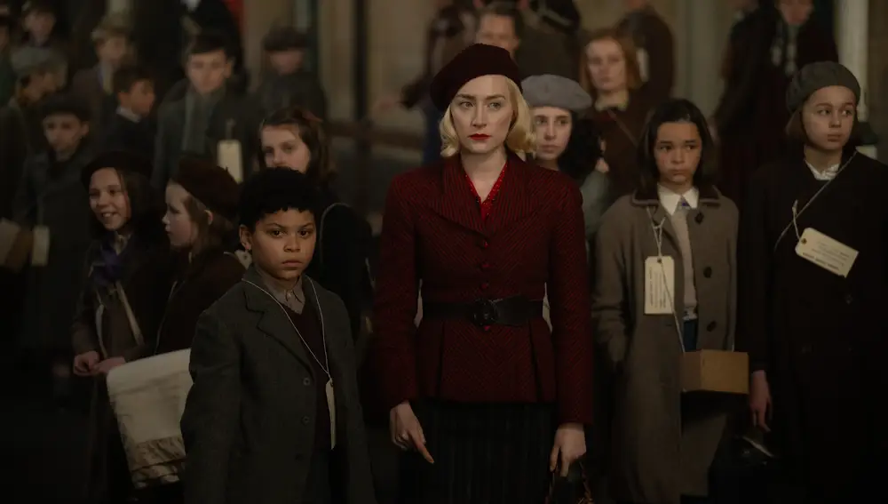 Elliott Heffernan y Saoirse Ronan en "Blitz"