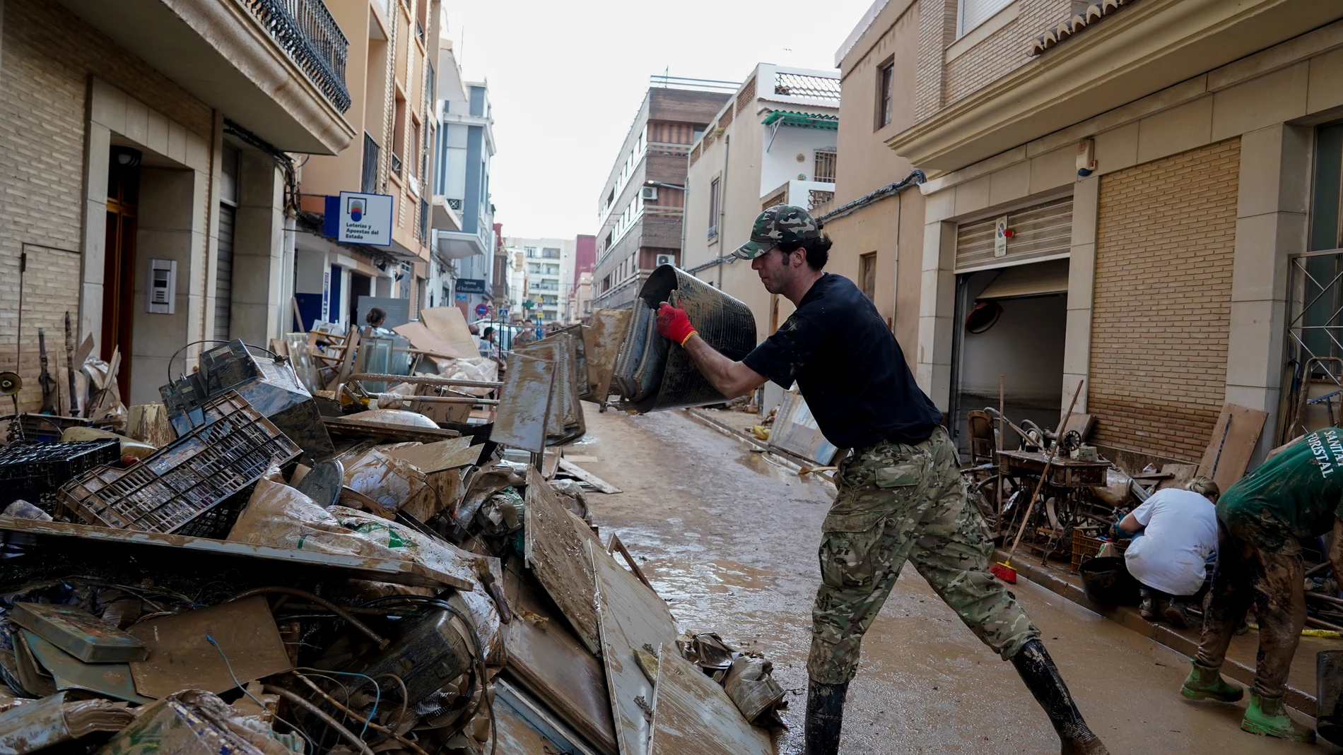 Efectos de la DANA en Sedaví, a 5 de noviembre de 2024, en Valencia, Comunidad Valenciana (España). Hoy, se cumple una semana desde que la DANA arrasara la Comunitat Valenciana. Hasta el momento, hay 211 víctimas mortales y cuantiosos daños materiales en alrededor de 70 municipios de la provincia de Valencia, desde donde todavía hoy se siguen retirando enseres, vehículos y haciendo achiques de agua. Se ha restablecido ya el 98% del servicio eléctrico y el 93% de la población afectada ya dispo...