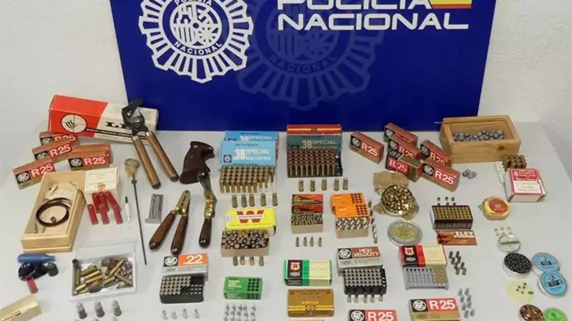 Munición y partes de armas de fuego halladas en un piso desahuciado en Puerto de la Cruz