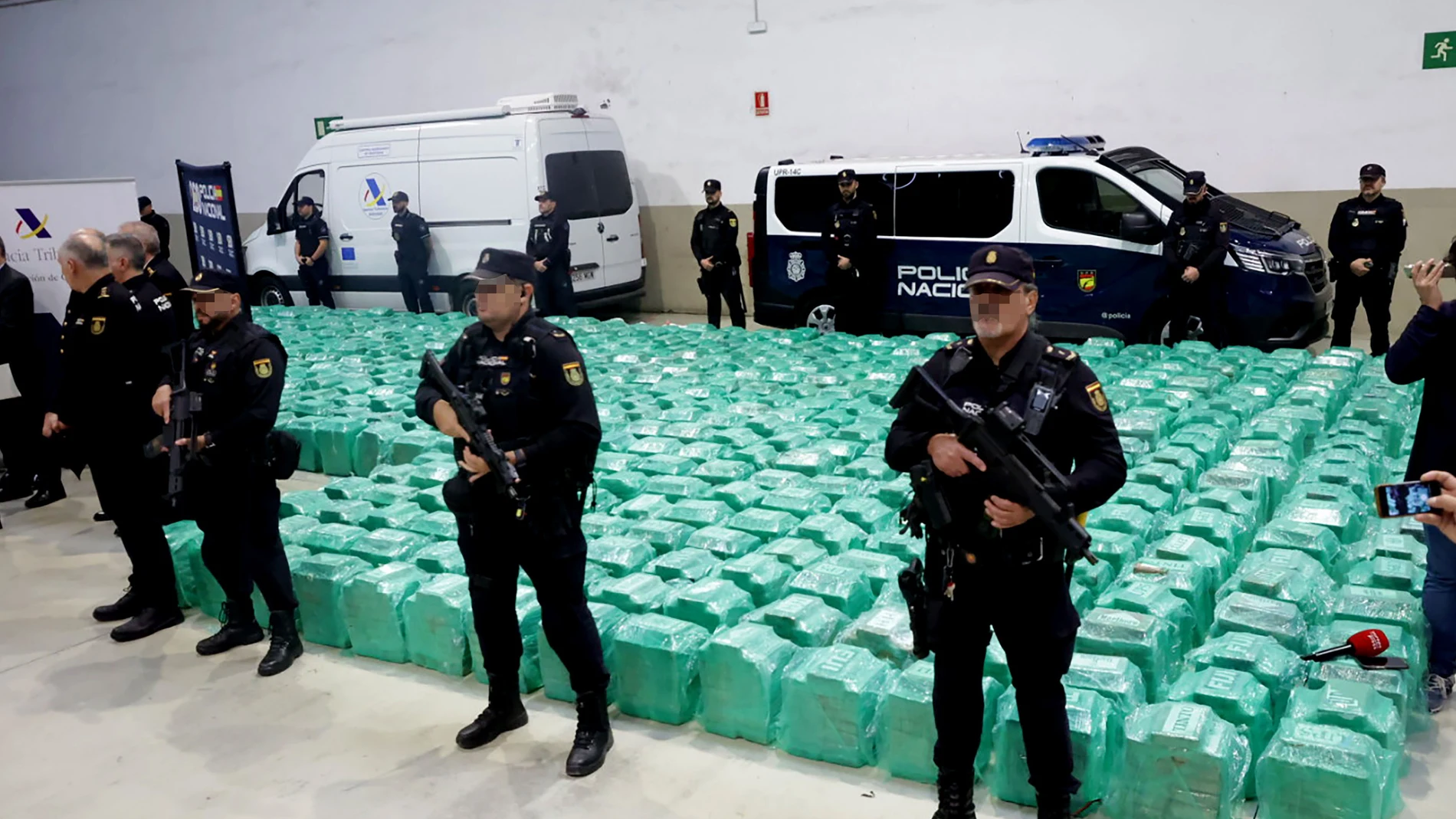 GRAFAND4388. ALGECIRAS (CÁDIZ), 06/11/2024.- Material incautado durante una operación conjunta de la Policía Nacional y el Servicio de Vigilancia Aduanera que se ha saldado con la incautación de 13 toneladas de cocaína en un contenedor en el puerto de Algeciras (Cádiz), la mayor en la historia del narcotráfico en España. EFE/A.Carrasco Ragel