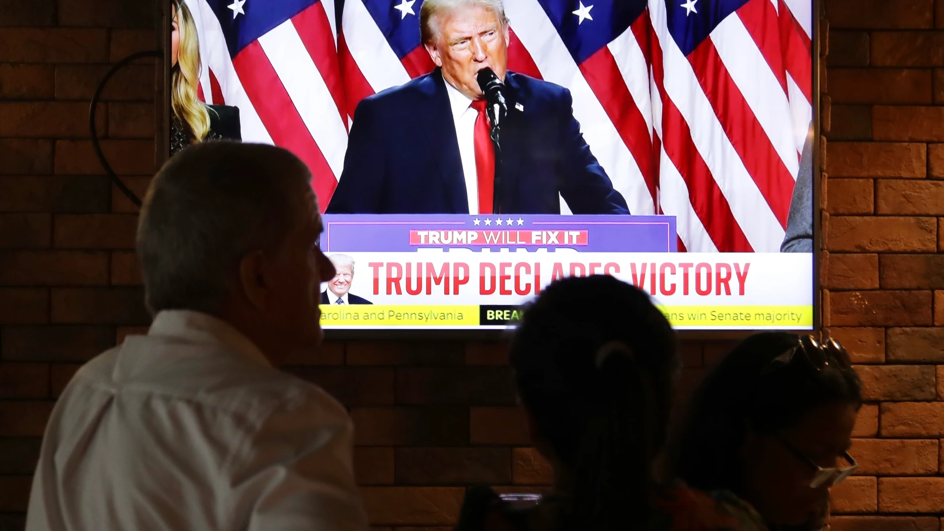 November 6, 2024, Hong Kong, CHINA: In Hong Kong, foreigners watch live TV broadcast covering Donald Trump's declaring of ' victory ' inside the local bar on the day of US PRESIDENTIAL ELECTION 2024.Nov-6,2024Hong Kong.ZUMA/Liau Chung-ren Europa Press/Contacto/Liau Chung-ren 06/11/2024 ONLY FOR USE IN SPAIN