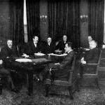 Theodore Roosevelt (a la izda.), junto a su gabinete en su último día de presidencia