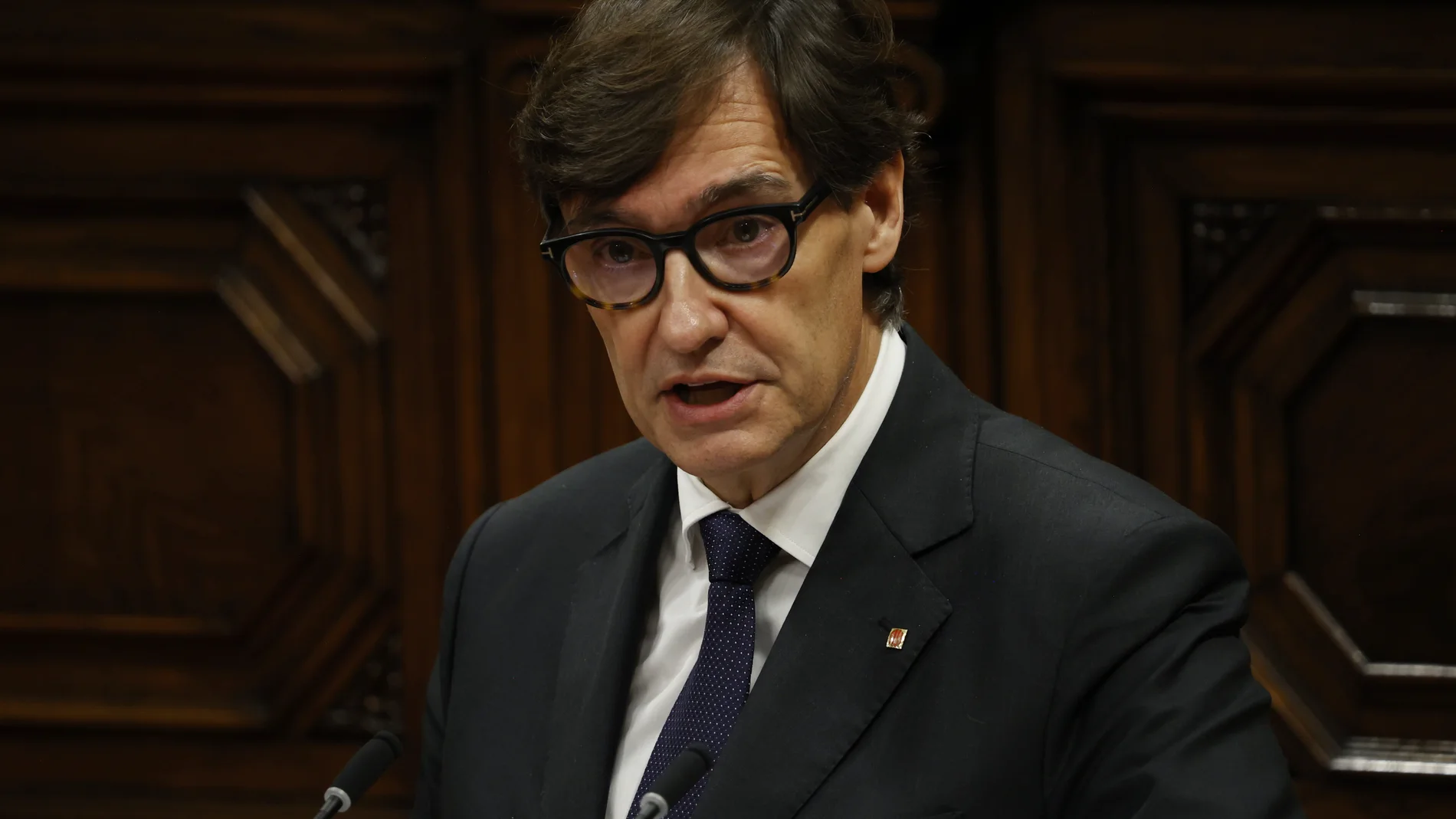 El presidente de la Generalitat de Cataluña, Salvador Illa, durante su comparecencia para explicar la gestión del Govern de la DANA en Catalunya, en el Parlament de Catalunya, a 6 de noviembre de 2024, en Barcelona, Catalunya (España). Illa avanzó el pasado 4 de noviembre, después de encabezar el comité de seguimiento de la DANA para evaluar la situación en las zonas más afectadas por el temporal, que el Govern dará ayuda técnica y económica a los municipios en riesgo de inundaciones que no t...